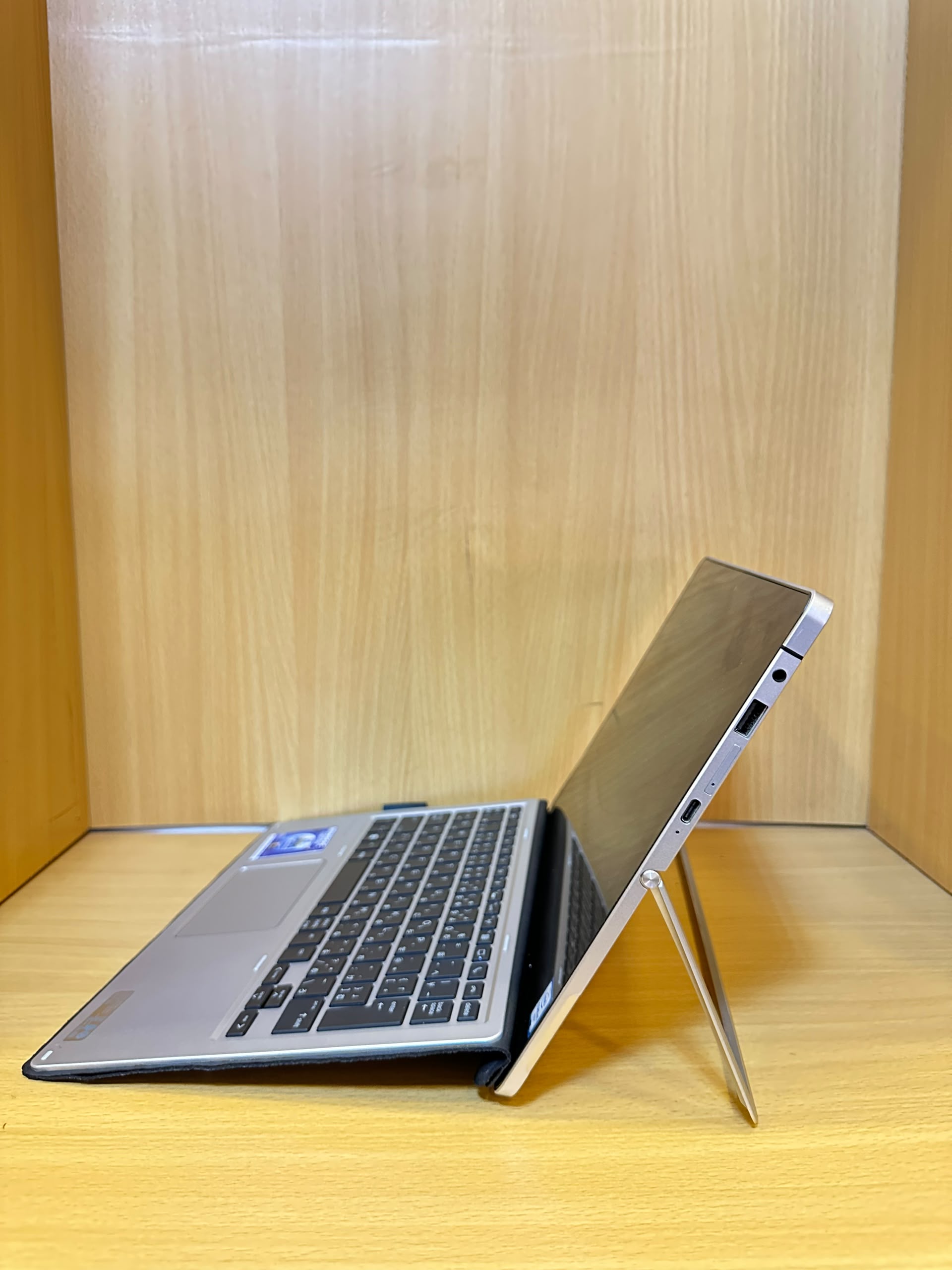 Hp Elite 1012 X2 G2
Intel Core i5
8gb ram
256gb ssd 
7th Generation
Touch Screen 
11.6 Inch screen 
Finger Print Scanner
SimCard Slot
Face Id Unlocking
Detachable Keyboard
Keyboard Backlite 
2 Webcams
2 Type C Port
Wi-Fi 
Bluetooth
